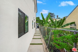 726 Robinson St in Los Angeles, CA - Foto de edificio - Building Photo