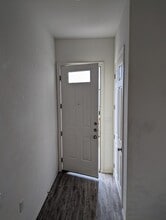 801 Hallie Cv, Unit B in Lockhart, TX - Foto de edificio - Building Photo