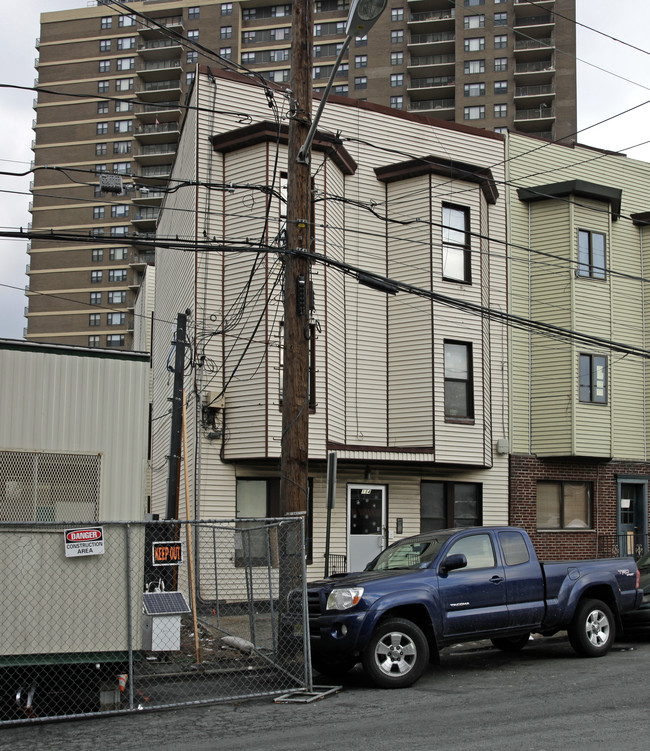 114 49th St in Union City, NJ - Foto de edificio - Building Photo