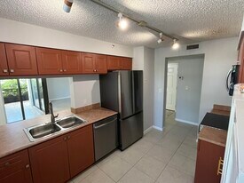 1915 Lavers Cir, Unit Lavers in Delray Beach, FL - Building Photo