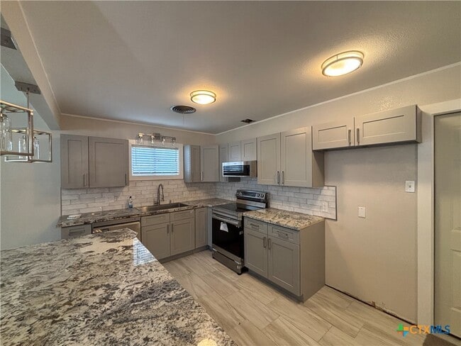 2502 E Poplar Ave in Victoria, TX - Building Photo - Building Photo