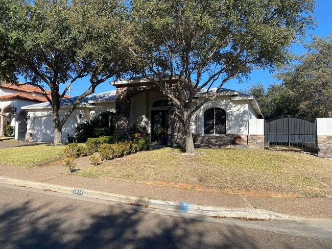 1614 Summit Dr in Laredo, TX - Building Photo - Building Photo