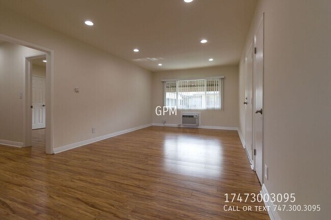 12828 Oxnard St in Los Angeles, CA - Building Photo - Building Photo