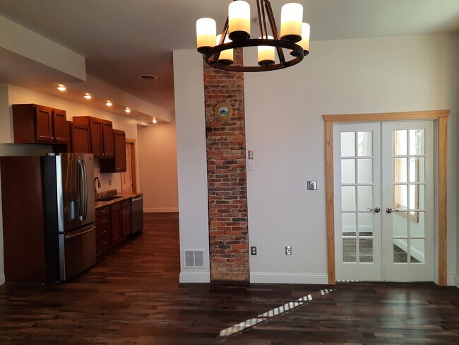 247 Main St, Unit LUXURY APT A in Clarion, PA - Foto de edificio - Building Photo