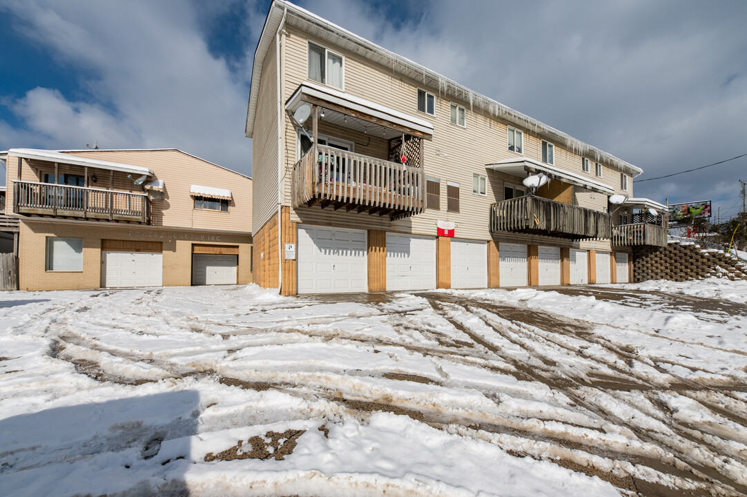 Powers Court Apartments in Westover, WV - Building Photo