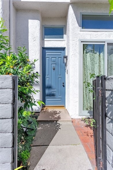 5353 Corteen Pl in Los Angeles, CA - Foto de edificio - Building Photo