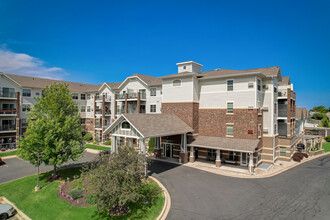 Heritage West Allis Senior in West Allis, WI - Foto de edificio - Building Photo