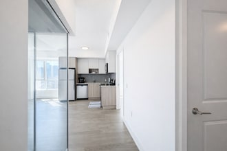 202 Burnhamthorpe Rd E in Mississauga, ON - Building Photo - Building Photo