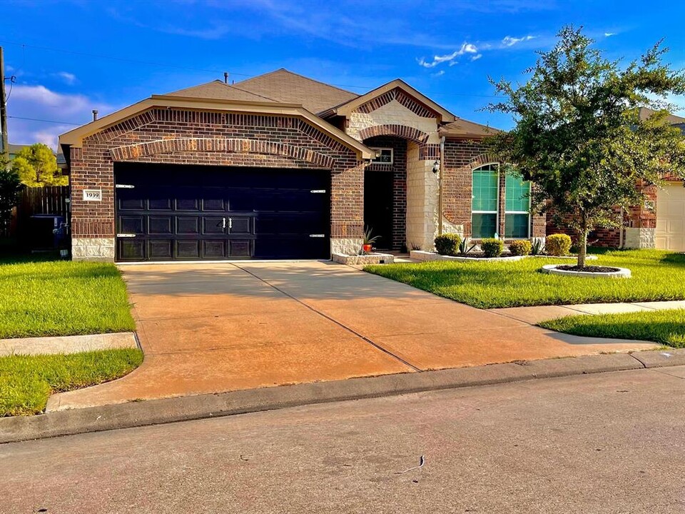 1939 Manor Dr in Baytown, TX - Building Photo