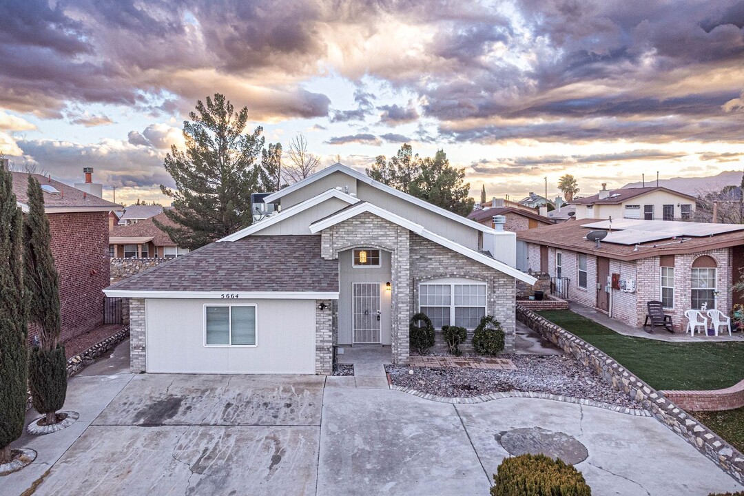 5664 Schwarzkopf Dr in El Paso, TX - Foto de edificio