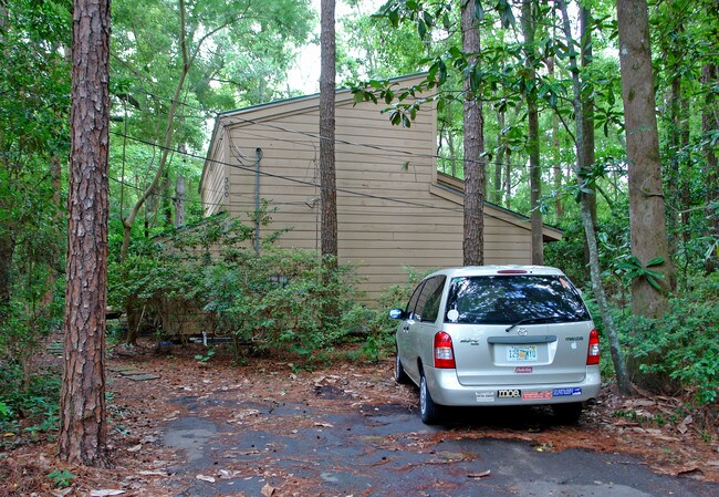 300 Wood Grove Ct in Tallahassee, FL - Foto de edificio - Building Photo