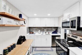 Roanoke Villas Apartments in Rochester Hills, MI - Building Photo - Building Photo