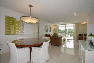 6100 NW 2nd Ave in Boca Raton, FL - Foto de edificio - Building Photo