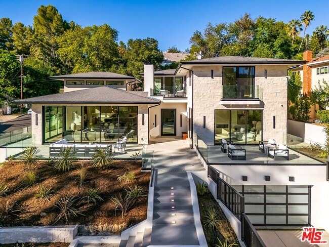 16879 Mooncrest Dr in Los Angeles, CA - Building Photo - Building Photo