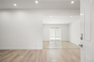 6933 White Oak Ave, Unit T360 in Los Angeles, CA - Building Photo - Building Photo