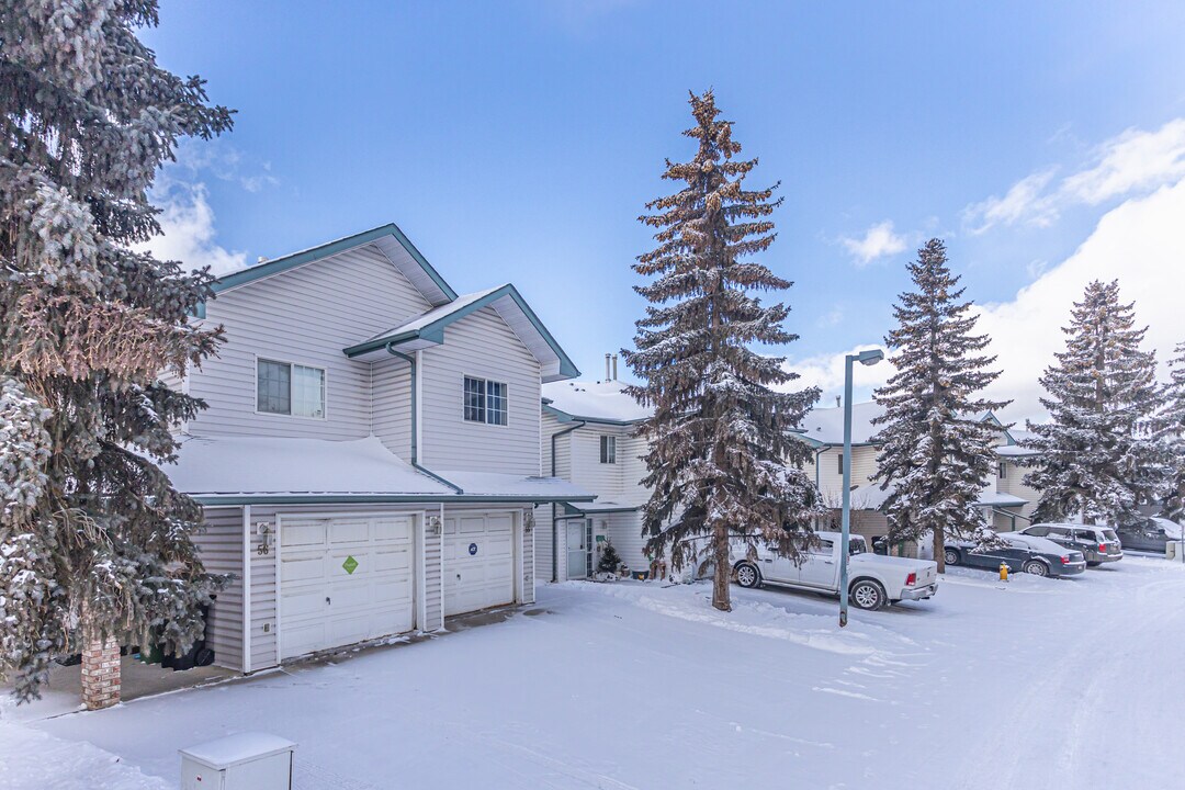 Avalon Park in Edmonton, AB - Building Photo