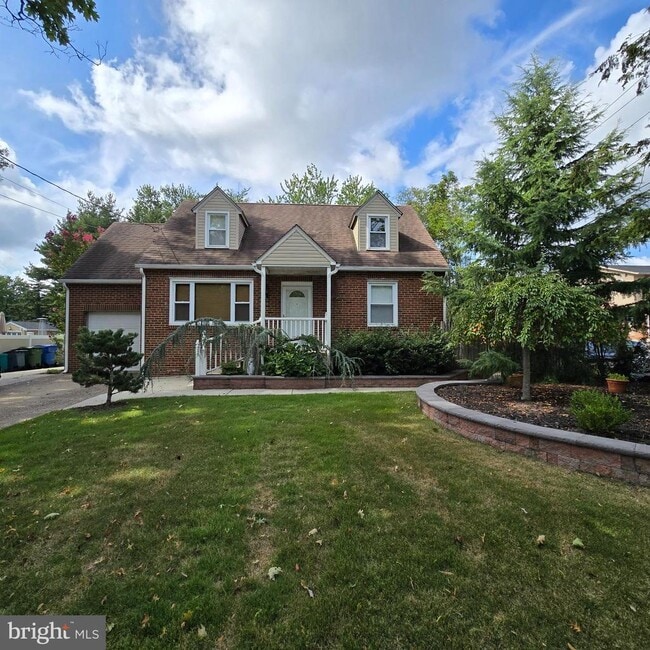 property at 7 E Tampa Ave