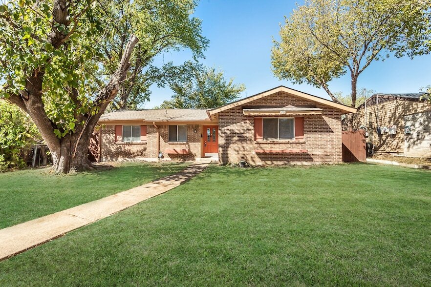 2121 Travis Dr in Carrollton, TX - Foto de edificio