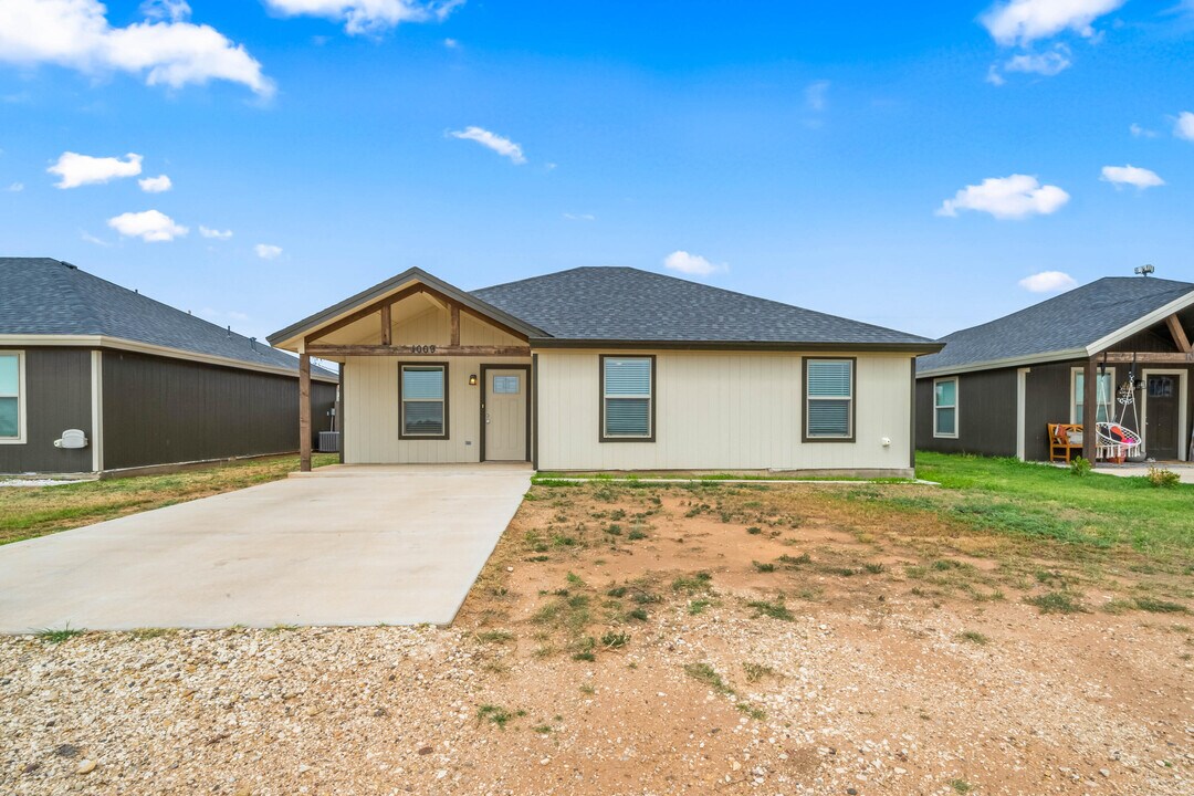 311 Ave H in Abernathy, TX - Foto de edificio