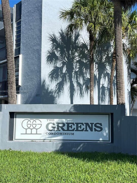8841 W Flagler St in Miami, FL - Foto de edificio