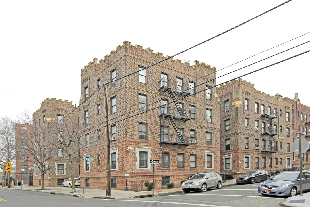 139-09 34th Road in Flushing, NY - Building Photo