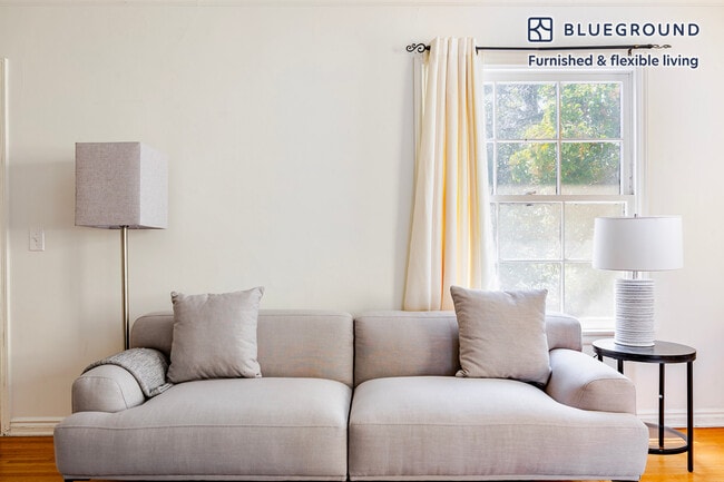 136 S Roxbury Dr in Beverly Hills, CA - Building Photo - Building Photo