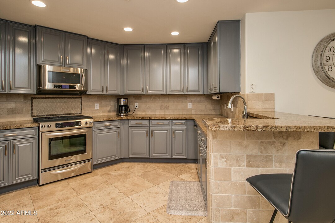 5450 E Deer Valley Dr in Phoenix, AZ - Building Photo