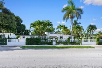 5725 SW 56th St in Miami, FL - Building Photo - Building Photo