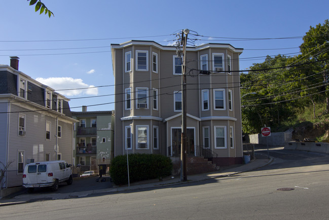 551 Essex St in Lynn, MA - Foto de edificio - Building Photo