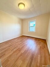 9 Meridian St in Plymouth, CT - Building Photo - Building Photo