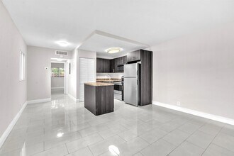 520 NE 45th St in Boca Raton, FL - Building Photo - Building Photo