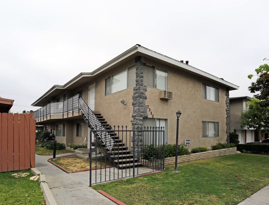 7312 Newlin Ave in Whittier, CA - Foto de edificio