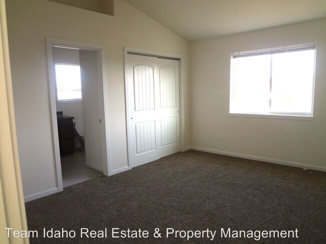 303 Victoria Dr in Moscow, ID - Building Photo - Building Photo