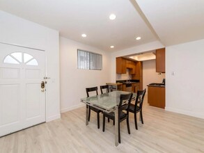 431 S Kingsley Dr, Unit APT 105 in Los Angeles, CA - Foto de edificio - Building Photo