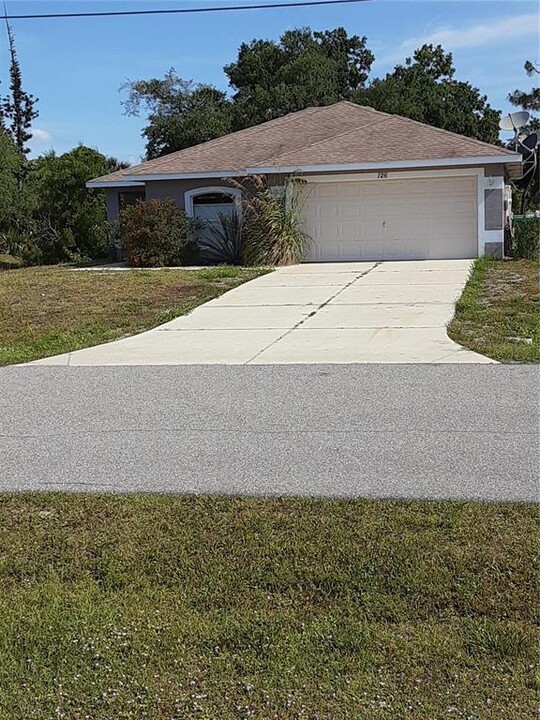 126 Linda Lee Dr in Rotonda West, FL - Building Photo
