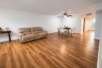 16571 Blatt Blvd in Weston, FL - Building Photo - Building Photo