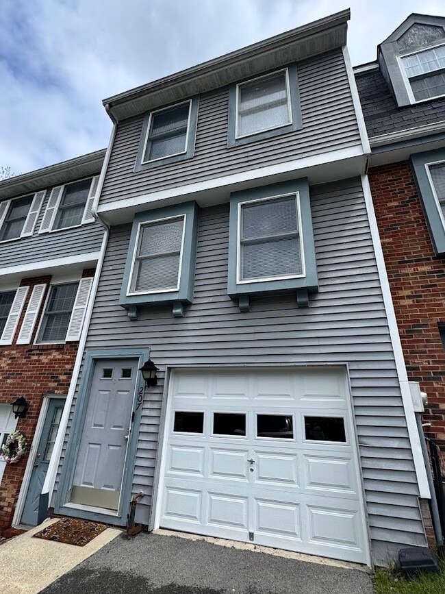 property at 207 Shadowlawn Cir