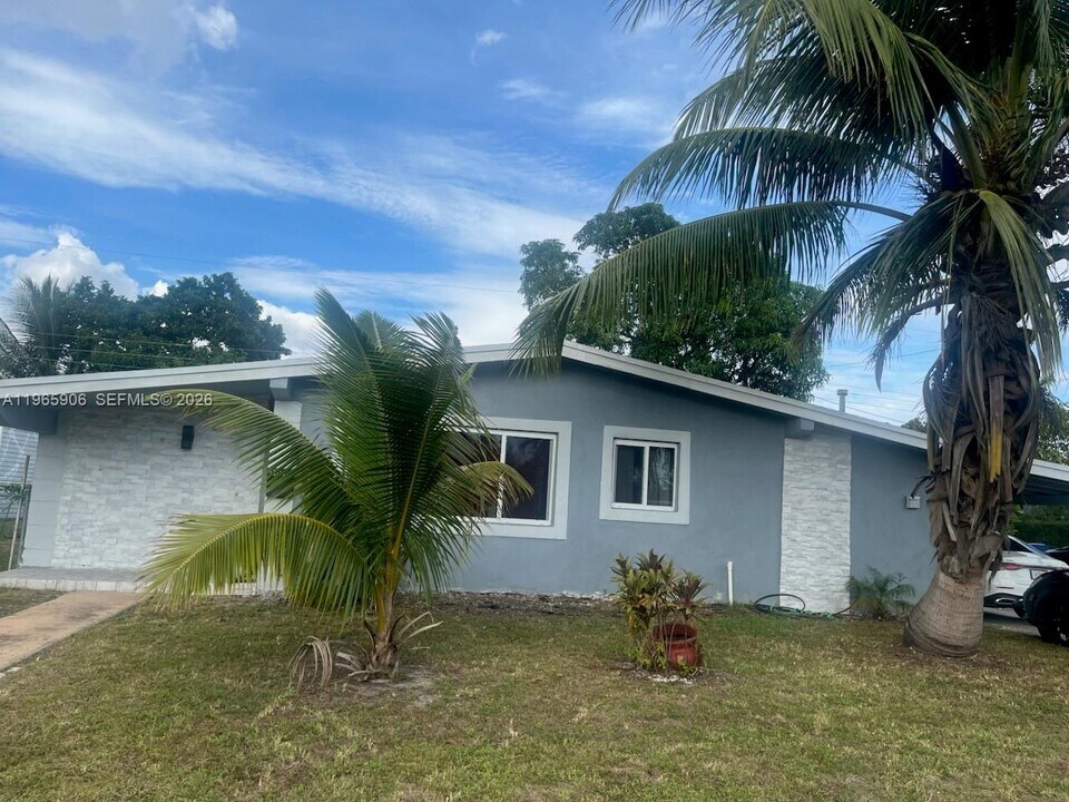 1501 NW 174th St in Miami, FL - Building Photo