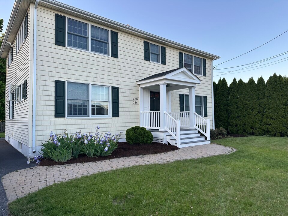 236 Mapleton St in Cranston, RI - Building Photo