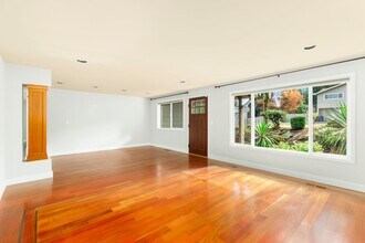 16020 NE 57th St in Redmond, WA - Building Photo - Building Photo