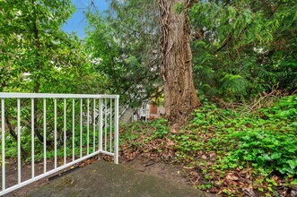Huge 2 bedroom units on Queen Anne across  in Seattle, WA - Building Photo - Building Photo