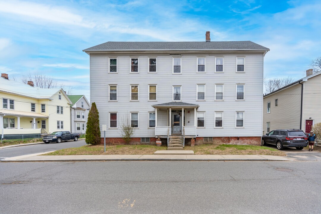 11 Pleasant St in South Hadley, MA - Building Photo