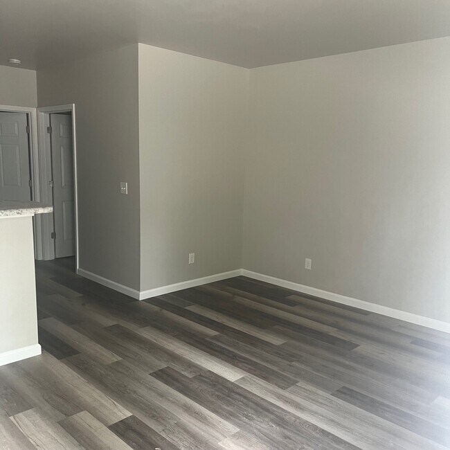 716 Tall Oaks Dr, Unit APT 214 in St. Clair, MO - Building Photo - Building Photo
