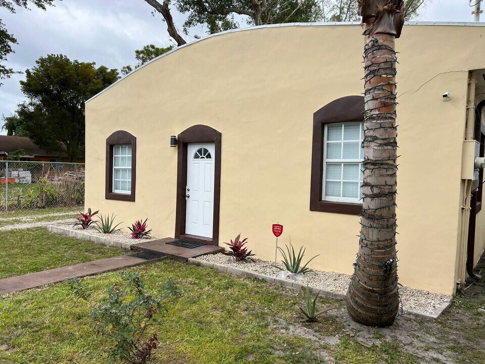 1442 NW 61st St in Miami, FL - Building Photo