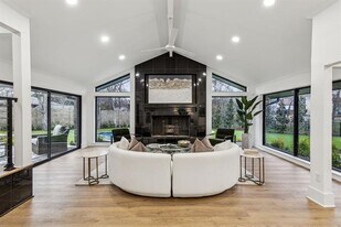 7420 Royal Ln in Dallas, TX - Building Photo