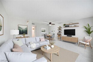 3225 E Riverside Dr in Ft. Myers, FL - Building Photo