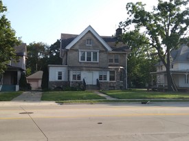 221 Cass Ave - Boarding House in Mount Clemens, MI - Building Photo