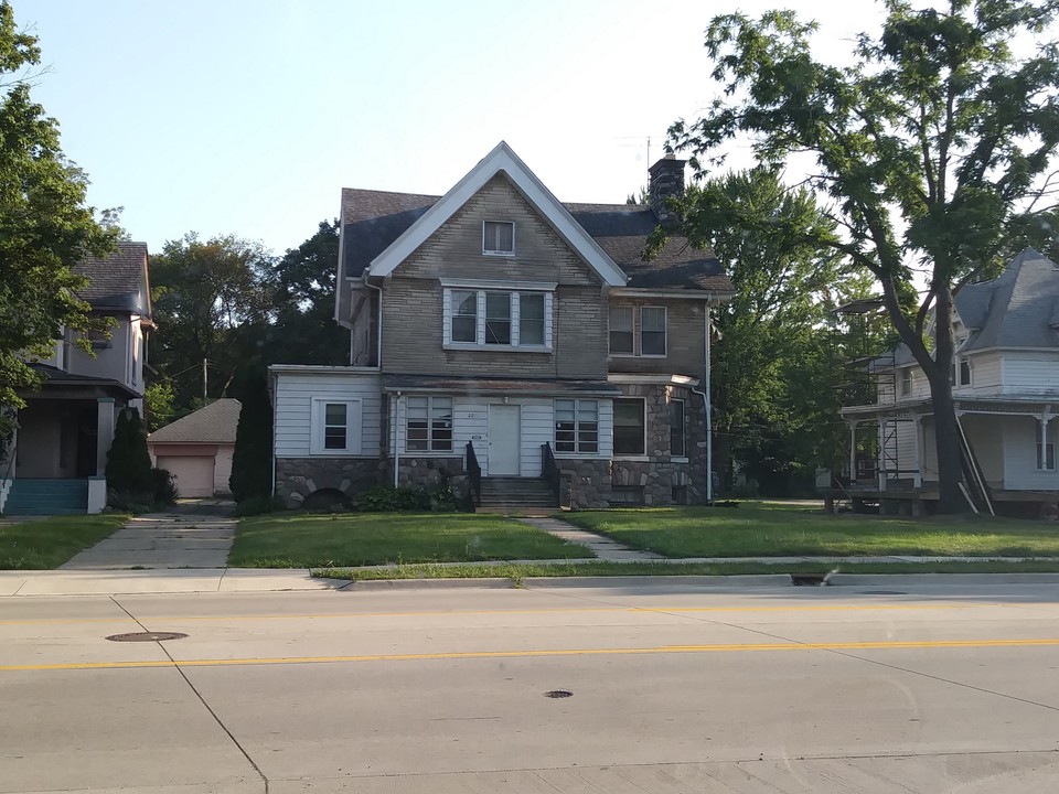 221 Cass Ave - Boarding House in Mount Clemens, MI - Foto de edificio