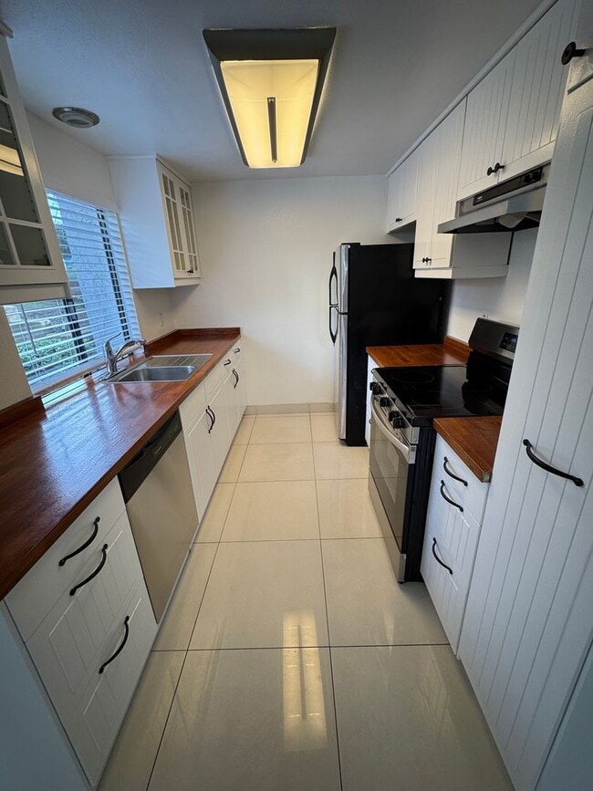 property at 1925 Via Las Palmas