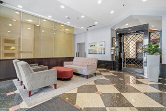 111 W Maple St in Chicago, IL - Building Photo - Building Photo